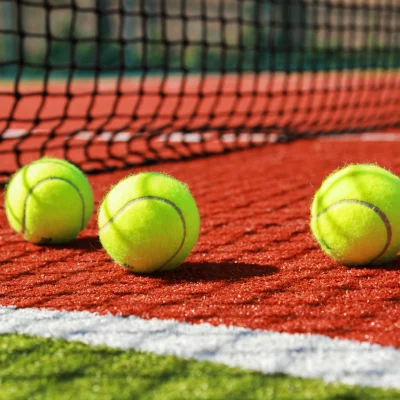 tennis-balls-red-clay-court